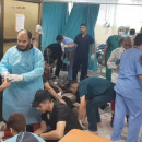 <p>Profesionales sanitarios atienden a los heridos en el suelo del Hospital Indonesio de Gaza. / <strong>MER-C</strong></p>