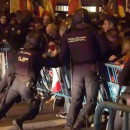 <p>La policía intenta contener a los manifestantes de ultraderecha en Ferraz, el pasado lunes 6 de noviembre. / <strong>YouTube (RTVE)</strong></p>