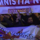 <p>Fascistas en la primera fila de la manifestación ante la sede del PSOE el 7 de octubre. / <strong>RTVE</strong></p>