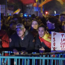 <p>Manifestantes en las inmediaciones de la calle Ferraz durante la noche del 14 de noviembre, previa a la jornada de investidura de Pedro Sánchez. / <strong>RTVE</strong></p>