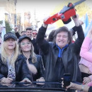 <p>Javier Milei levanta una motosierra durante un acto de campaña, el símbolo de los recortes sociales que pretende llevar a cabo. / <strong>Media MDQ</strong></p>