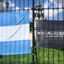 <p>La bandera argentina junto a otra que dice 'No a las SAD'. / <strong>X @CoordDeHinchas</strong></p>