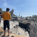 <p>Unos niños inspeccionan una vivienda destrozada por las bombas israelíes, 1 de diciembre de 2023. <strong>/ M. M.</strong></p>