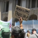 <p>Manifestantes en la ciudad de Buenos Aires contra las nuevas medidas planteadas por el presidente Milei. /<strong> Noticias Telemundo</strong></p>