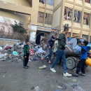 <p>Refugiados en el exterior de la  Universidad de Al-Azhar, en Ciudad de Gaza. / <strong>Mahmoud Mushtaha</strong></p>