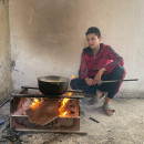 <p>Un joven desplazado prepara la comida para su familia en la escuela de Gaza en la que se refugian. / <strong>M.M. </strong></p>