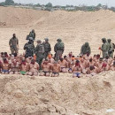 <p>Ciudadanos palestinos detenidos por el ejército israelí en Beit Lahiya, norte de Gaza, y trasladados cerca de la playa, el 7 de diciembre de 2023. <strong>/ Redes sociales</strong></p>