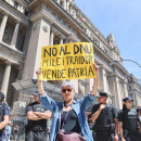 <p>Una mujer protesta contra el Decreto de Necesidad y Urgencia puesto en marcha por Milei. / <strong>Agencia Farco</strong></p>