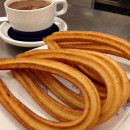 <p>Churros con chocolate. / <strong>Wikimedia Commons</strong></p>