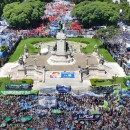 <p>Manifestación contra el DNU de Milei frente al Congreso argentino durante la huelga general. / <strong>Télam (Youtube)</strong></p>