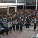 <p>Manifestantes, en el aeropuerto de El Prat, el 14 de octubre de 2019. / <strong>C.C.</strong></p>