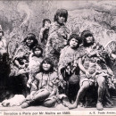 <p>Los onas secuestrados por Maurice Maître (izquierda) para un zoológico humano. / <strong>Adolfo Kwasny, Punta Arenas, Chile</strong></p>