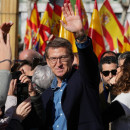 <p>Alberto Núñez Feijóo saluda a los manifestantes contra la amnistía el pasado domingo 28 de enero en Madrid. / <strong>Partido Popular</strong></p>