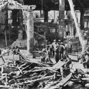 <p>Edificio destruido por el bombardeo de la aviación legionaria italiana durante la guerra civil española. Un grupo de hombres trabajan sacando escombros. /<strong>Ajuntament de Granollers</strong></p>