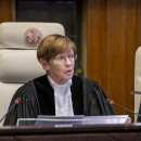 <p>Joan E. Donoghue, presidenta de la Corte Internacional de Justicia, durante la lectura de la resolución, el 26 de enero de 2024. / <strong>UN Photo/ICJ-CIJ/Frank van Beek</strong><strong></strong></p> (: )