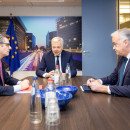 <p>Bolaños y Pons, con Reynders, durante la primera reunión de mediación en Bruselas, el miércoles 31 de enero. / <strong>Unión Europea</strong></p>