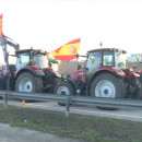 <p>Tractores obstruyendo una carretera durante las manifestaciones del 6 de febrero. / <strong>YouTube (RTVE Noticias)</strong></p>