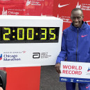 <p>Kelvin Kiptum posa junto a su marca histórica de la carrera en Chicago del pasado 8 de octubre. / <strong>Chicago Marathon</strong></p>