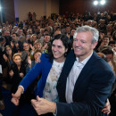 <p>Alfonso Rueda, presidente de Galicia, y Paula Prado, secretaria general del PP en Galicia, celebran la victoria electoral del 18 de febrero. / <strong>X (@ppdegalicia)</strong></p>