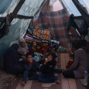 <p>Mujeres y niños refugiados palestinos descansan en el interior de una tienda de campaña. / <strong>Médicos Sin Fronteras ©</strong></p>