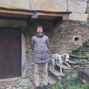 <p>Román Sánchez Besteiro delante de su casa de Begonte, con su perro Turín. / <strong>Cedida por el entrevistado</strong></p>