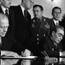<p>L. Brézhnev, secretario general del PCUS, y G. Ford, presidente de los EEUU, firman un comunicado sobre los acuerdos SALT, en 1974. / <strong>Wikimedia Commons</strong></p>