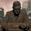 <p>Escultura en homenaje a Alan Turing, considerado uno de los padres de la inteligencia artificial, realizada por el artista Stephen Kettle. / <strong>Leo Reynolds</strong></p>