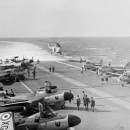 <p>Cubierta de vuelo del acorazado británico HMS Albion, durante la crisis de Suez de 1956. / <strong>Colección real del Reino Unido </strong></p>