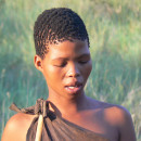 <p>Una joven san o bosquimana en Botswana. / <strong>Lisa Gray (Wikimedia Commons)</strong></p>