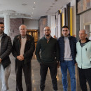 <p>Cinco de los refugiados gazatíes que se hospedan en el hotel Ilunion Alcalá Norte, Madrid. / <strong>C. H. F.</strong></p>