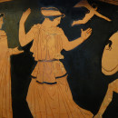 <p>Escena de Menelao intentando matar a Helena, dibujada en una crátera ática. / <strong>Museo del Louvre</strong></p>