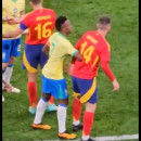 <p>Vinicius dando un empellón a Laporte, en el partido de homenaje del martes 26, en el Bernabéu. /<strong> X</strong></p>