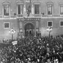 <p>Celebración en la plaça Sant Jaume (Barcelona) tras la proclamación del Estado catalán el 6 de octubre de 1934. / <strong>Arxiu Fotogràfic de Barcelona</strong></p>