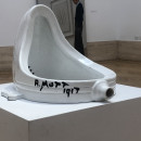 <p><em>Fuente</em>, ¿de Marcel Duchamp? En la Galería Nacional de Arte Moderno de Roma. / <strong>Vanesa Jiménez</strong></p>