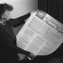 <p>Eleanor Roosevelt sostiene una copia de la Declaración Universal de Derechos Humanos en 1949. / <strong>FDR Presidential Library & Museum</strong></p>