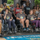 <p>Las personas en huelga de hambre, durante la manifestación del 20 de abril en Santa Cruz de Tenerife.<strong> / Javier Ríos (Rebelión Científica)</strong></p>