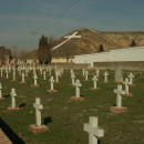 <p>Vista general de la Fosa II en el cementerio de las Matanzas de Paracuellos. En segundo plano, la ermita y, al fondo, la gran cruz visible desde el aeropuerto de Barajas. / <strong>SanchoPanzaXXI</strong></p>