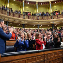 <p>Pedro Sánchez recibe el aplauso de la bancada socialista tras ser investido presidente el pasado 16 de noviembre. / <strong>Borja Puig de la Bellacasa</strong></p>