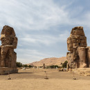 <p>Los colosos de Memnón en Luxor (Egipto). /<strong> Diego Delso</strong> (<strong>CC BY-SA 4.0 DEED) vía Wikimedia Commons</strong></p>