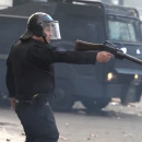 <p>Policía disparando balas de goma a los y las manifestantes argentinas contra la Ley Bases. / <strong>YouTube (DW Español)</strong></p>