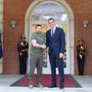 <p>Pedro Sánchez recibe a Volodimir Zelenski a su llegada al Palacio de la Moncloa, el 27 de mayo de 2024. / <strong>Borja Puig de la Bellacasa (La Moncloa)</strong></p>
