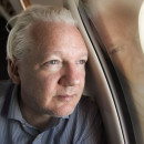 <p>Julian Assange, en el jet camino de Bangkok el martes 25 de junio. / <strong>Twitter (WikiLeaks)</strong></p>
