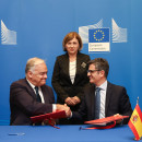 <p>Esteban González Pons y Félix Bolaños, durante la firma del acuerdo de renovación del CGPJ. / <strong>Jennifer Jacquemart (Comisión Europea)</strong></p>