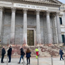 <p>La fachada del Congreso manchada de agua del color de la remolacha tras una protesta de Rebelión Científica. / <strong>CTXT</strong></p>