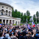 <p>Cientos de ciudadanos franceses se reúnen en la plaza Stalingrado (París) para celebrar los resultados electorales, la noche del 7 de julio. / <strong>Jean-Luc Mélenchon FB</strong></p>