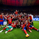 <p>La selección española posa con el trofeo de la Eurocopa recién ganada. /<strong> X @SeFutbol</strong></p>