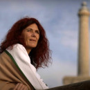 <p>Teresa Vicente junto al faro de Cabo de Palos. / <strong>Goldman Enviromental Prize (Youtube)</strong></p>