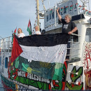 <p>El <em>Handala</em> zarpando del puerto de Santander, a bordo representantes de Rumbo a Gaza: Pilar Barrado, Ángeles Cabría y Sergio Tamayo. / <strong>Rumbo a Gaza</strong></p>