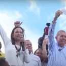 <p>Los opositores venezolanos María Corina Machado y Edmundo González saludan a la multitud en un acto electoral reciente. /<strong> RTVE</strong></p>