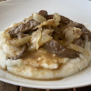 <p>Fefato alla veneziana, sobre polenta bianca. / <strong>G. M.</strong></p>